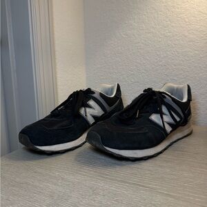 New Balance Men's Black and White Sneakers